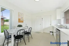 Bright 2BR North Ryde Near Metro & Macquarie - Image 3