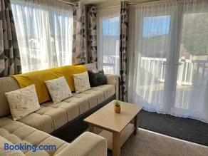 Mollys Retreat pet friendly three bed caravan with small garden Newquay Bay Resort Quieter area of park - Image 5