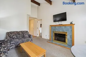 Cedarbrook Deluxe Two Bedroom Suite with outdoor heated pool 10304 - Image 4