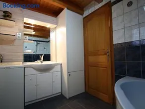 Chalet confort en montagne, près des thermes et circuits de rando, idéal pour famille - Image 4