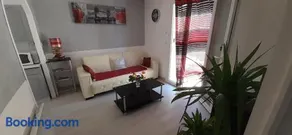 appartement bien équipé 2 chambres lit 2 place dans chaque chambre plus canapé lit 2 place, 5 personnes, terrasse bien équipé, planchas, parking gratuit sur place, a proximité de tout commerce et de cure thermal, Cadarache ,Forcalquier, gorge du verdon - Image 1