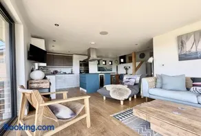 The Deck House - Image 2