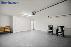 Spacious 2BR in The Villages, Near Eastport and Pools - Image 2