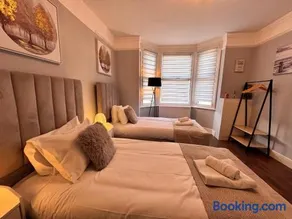 Spacious 4BR House Free Parking Prime Location - Image 4