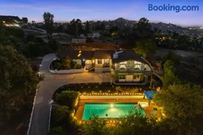 Entire Private Home with Big Yard, View, King Bed, Parking, 4 Bedrooms 3 Bathrooms, Available Now - Image 3