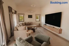 Stylish villa with sea view - Image 3