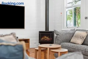 Charming Heritage Haven 'Ye Olde St Leonards Hotel' 3 Bedroom, Pet Friendly, Fire Place, Free Wifi & Netflix, Walk to Beach & Shops - Image 3
