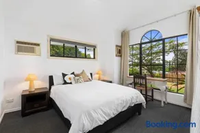 4BR Villa with Pool and Garden - Daisy Hill - Image 1