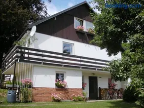 Apartment Red Tree - Image 1