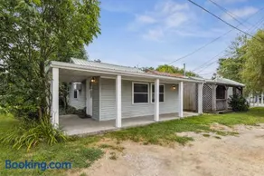 3 Charming Cottages on GOTL Strip - Sleeps 10 - Image 1
