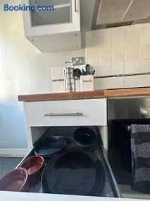 Entire home, 2 double beds, free wifi, near QE - Image 5
