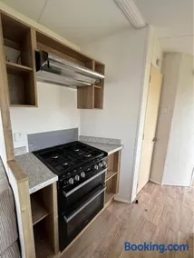 Seaside Caravan in Leisure Park with WiFi & Parking with decking 2 bedrooms - Image 3