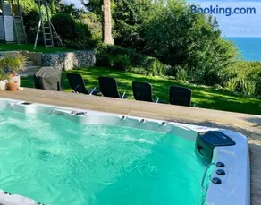 Relaxing private entrance ensuite room with stunning sea view and swimspa - Image 4