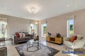 Spacious 5-Bedroom Farmhouse l Near Thetford Forest - Image 4
