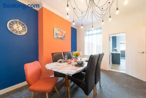 3 Bedroom Adom Home 4 Beds- 5 Mins to Hull Stadium- Close City Centre - Image 2