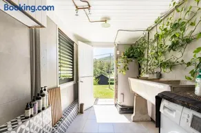Mid-Century Cabin - 1 Bed, 1 Car, Golf Course, 15 min to CBD - Image 5
