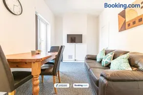 Modern 3BR House in Ince Ideal for Contractors & Long Stays - Image 3