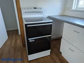 Bayley 2 - Walk to city from 2 bedroom apartment with city and mountain views - Image 2