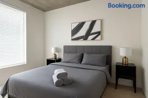 Birmingham Stay 2BR with Rooftop Amenities - Image 2