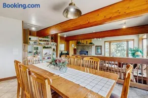 Lake- & mountain-view lodge with hot tub rooftop deck & pool table sleeps 10 - Image 5