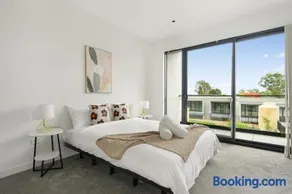 Brand New 3-Level Family Home for 10 &Box Hill - Image 5
