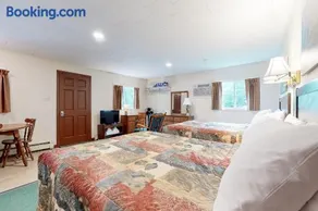 Riverbank Connecting Motel Rooms 9 & 12 - Image 5