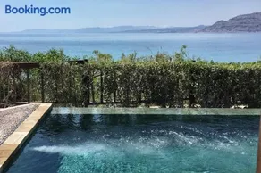 Aquavisionaire Beach Front Villa - Image 1