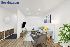 Stylish 3BR Urban Retreat near Christie sleeps 6 TO - Image 5