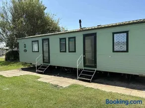 3 Bed Caravan - Sleeps 8 - Pets - Garden - Parking - Image 2
