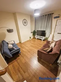 Leyland Town Centre Quiet Hub 2 bedroom 4 beds superfast WIFI free parking close to station and High Street - Image 3