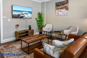 Cozy and Lux 2BD Near City and Airport - Image 1