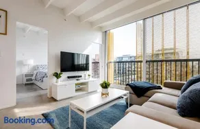 Modern, Bright & Central 1-Bed Downtown Apt close to Rogers Arena - Image 1