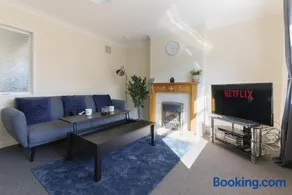 Leconfield Close - Comfy house and free parking - Image 5