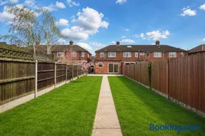 Winchester House Bedford - Parking, Garden, 9 mins to Universal - Image 2