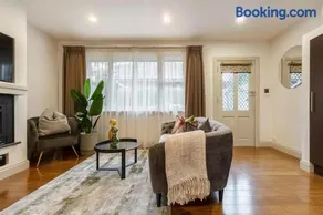 VAQUAY Little Audrey Guesthouse In Ivanhoe - Image 3
