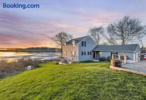 Spacious Oceanfront Home Stunning Sunset Views - Image 1