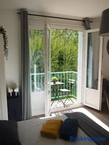 Terrasse, vue sur jardin arboré et place de parking - Image 1