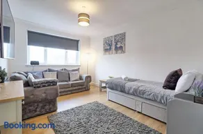 Spacious 3-Bedroom Apartment for 5 I Free Parking I Rayleigh Centre - Image 1