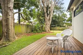 Luxury Retreat & Spacious 4BR House in Willoughby - Image 1