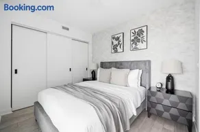 Modern Suite Panoramic Views Parking - Image 4