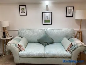 Hollyhocks Holiday Home- 2 bedroomed ground floor apartment sleeps 5 - Image 4