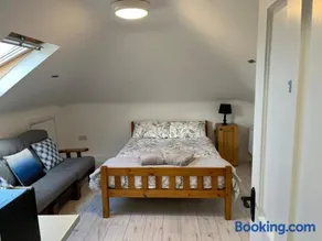 V93C9R0 Stone View Wonderful spacious two bed attic rooms private entrance private bathroom with kitchenette - Image 2