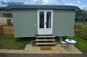 Peaceful Shepherd's Hut next to Horse Field - Image 3