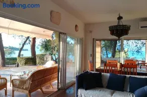 Pine tree beachfront villa - Image 5