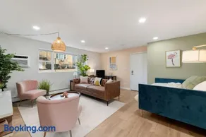 Relaxing 1 Bedroom with Free Parking Workdesk - Image 3