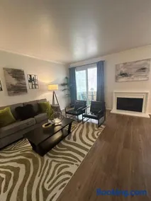 Beverly Hills Chic 2 bed 2bath with Patio and Parking 309 - Image 4