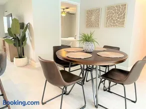 Beautiful Modern Home in Jensen Beach with Heated Pool Near Downtown and Beaches - Image 2