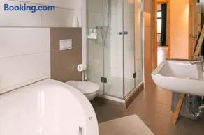 arena guest dorm - Image 3
