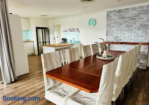 100m to Beach&Shop Spacious Pristine One Story Family Home - Image 4