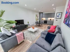 Luxury City Centre Townhouse with Parking - Image 2